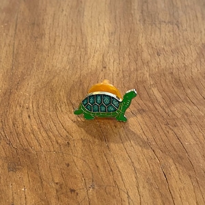 1980s Vintage GREEN TURTLE Enamel Lapel Pin Retro Animal Wildlife Pinback Button