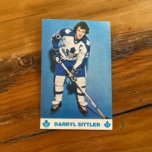 Années 1970 Darryl Sittler Toronto Maple Leafs Photo Card vintage Sports Collectible Souvenirs LNH Ligue nationale de hockey TML No. 27 Capitaine