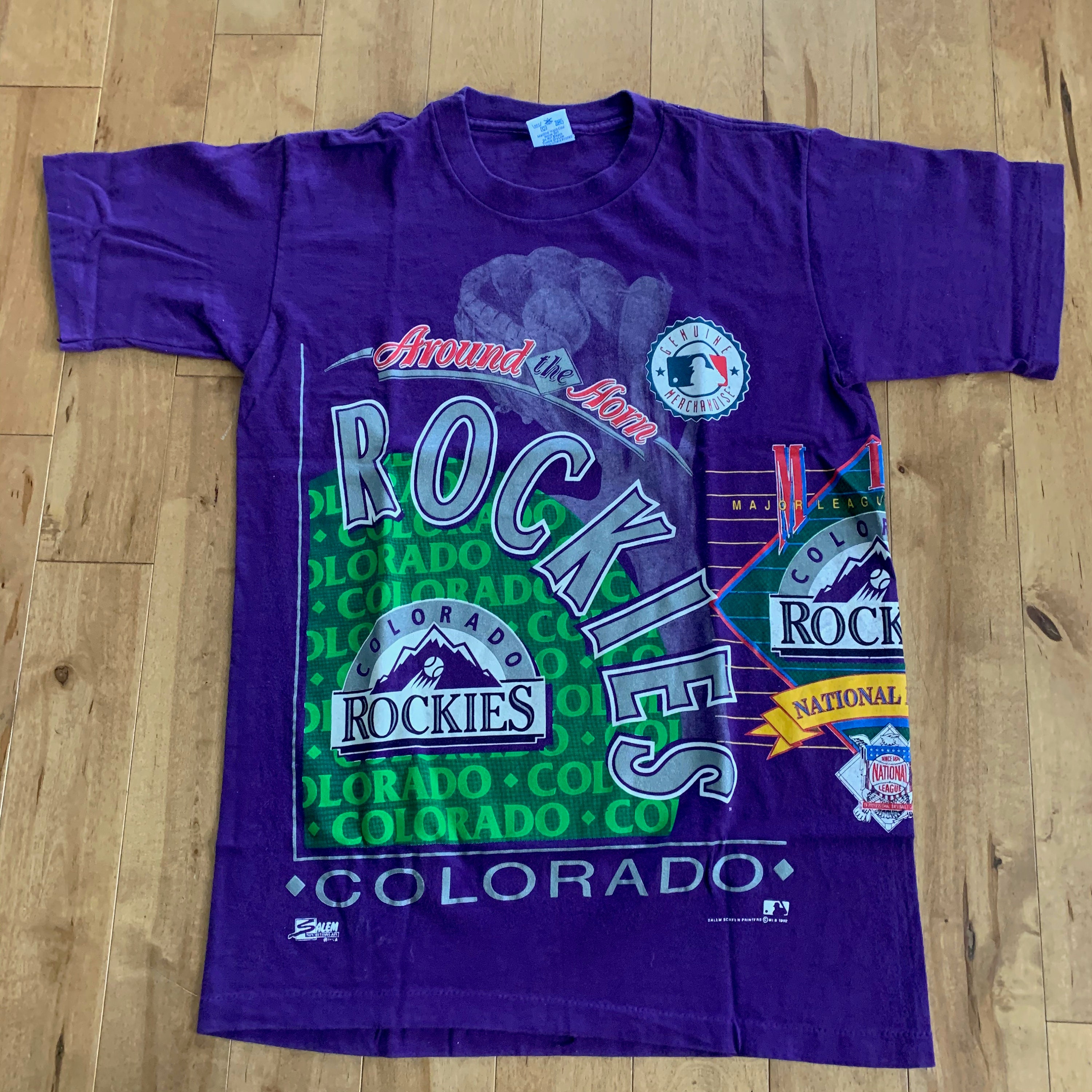 90s USA製 コロラドロッキーズ　ベースボールシャツ　MLBロゴ入り 90年代コロラドロッキーズオールオーバープリントMLB Tシャツ