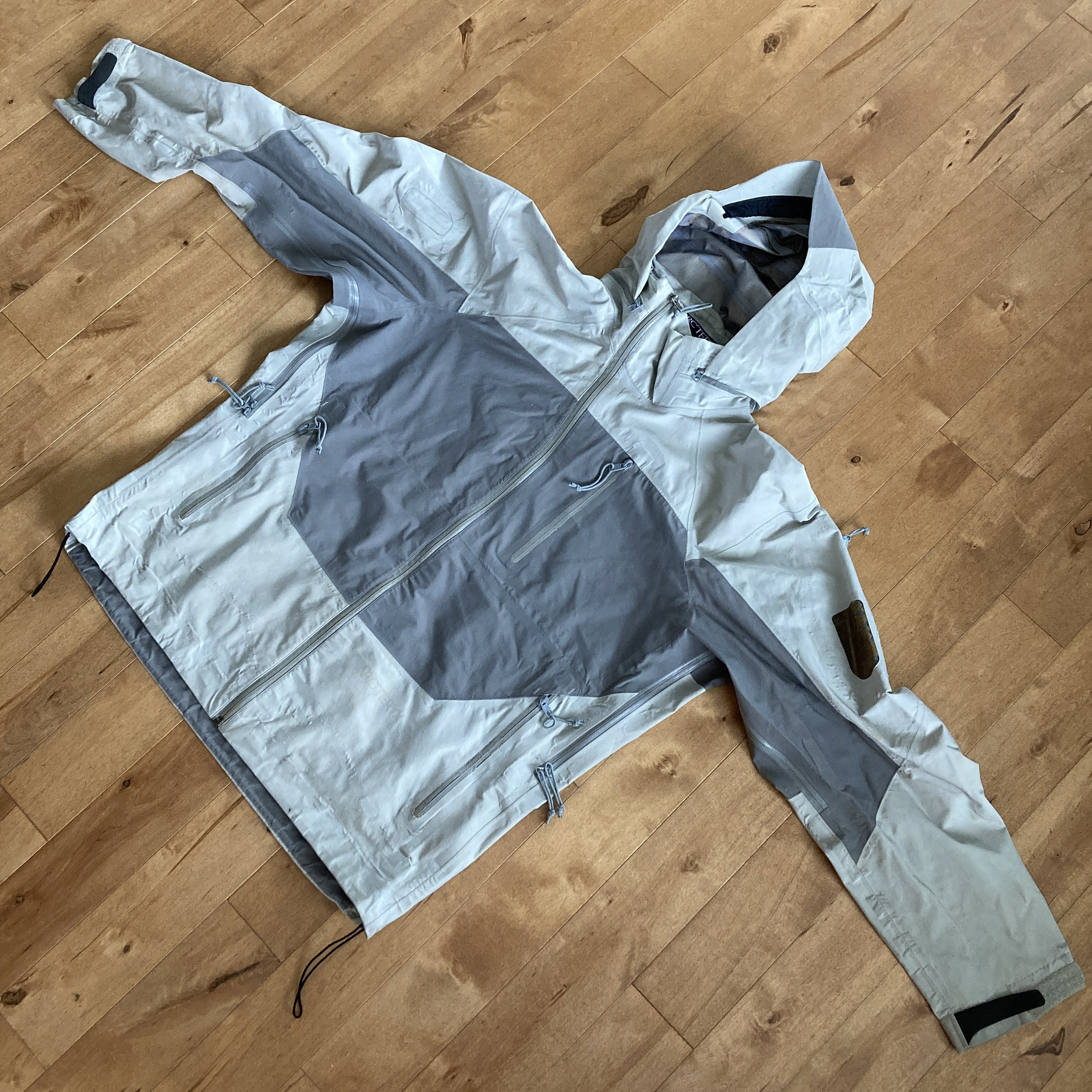 Vintage Early 2000's Grey & White Arc'teryx Sidewinder AR Jacket