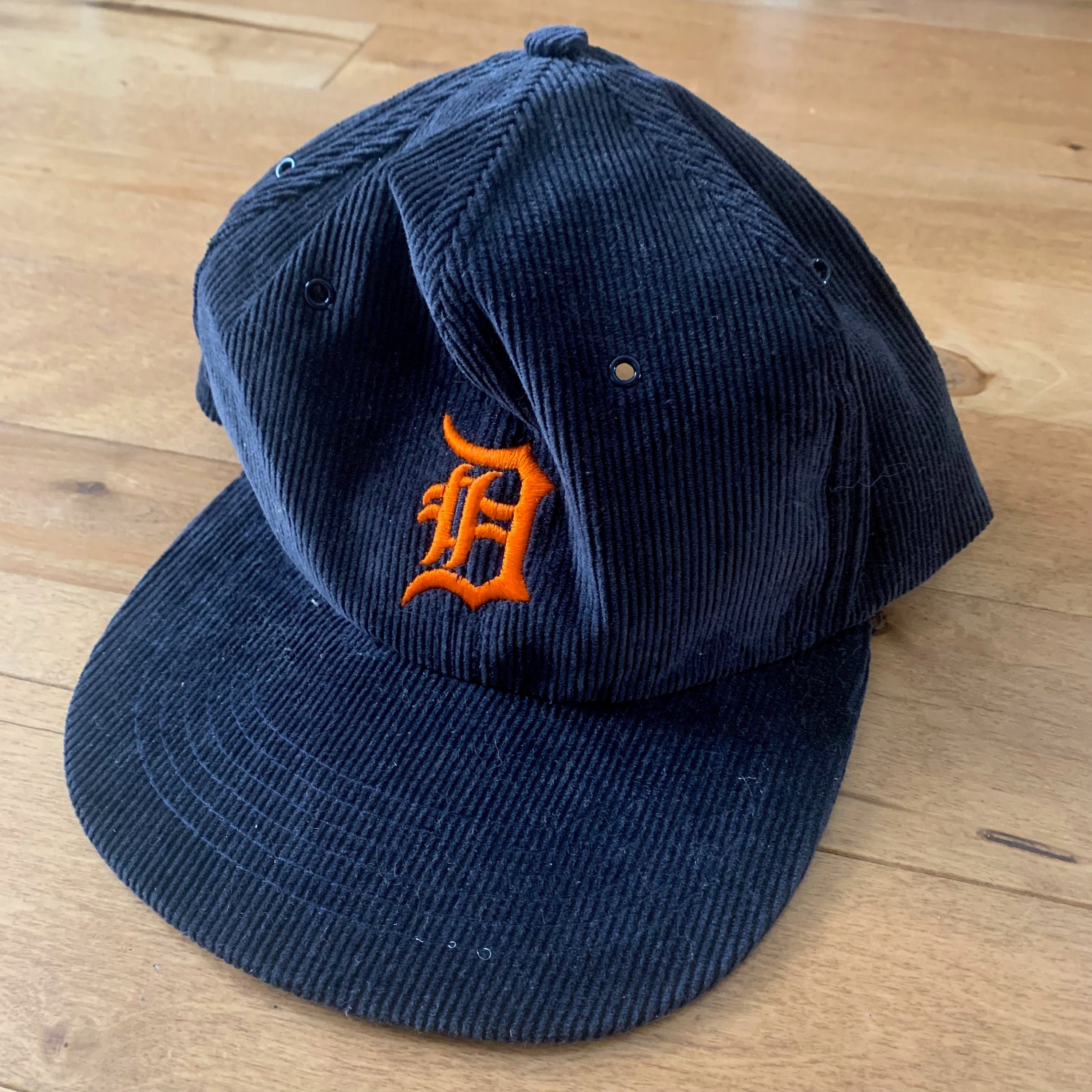 90s Detroit Tigers Embroidered Corduroy Snapback Hat Vintage 1990s 100%  Cotton Baseball Cap MLB Major League Ball Park Franks Hot Dogs