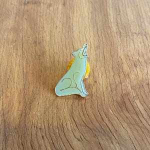 1980s Vintage HOWLING WOLF Houston Texas Enamel Lapel Pin Retro Wildlife Animal Pinback Button