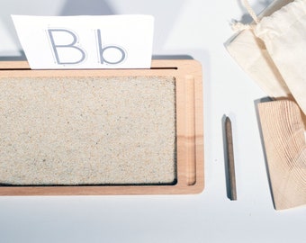 Houten Montessori-zandbak: schrijfoefeningen thuisonderwijs