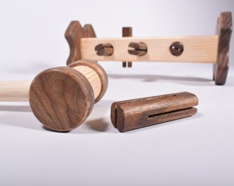 Handgemaakt speelgoed met walnoothamer, montessorispeelgoed voor peuters