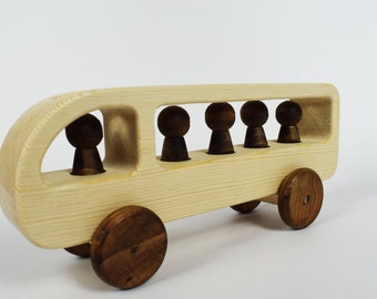 Handgemaakt houten speelgoedbus – auto van natuurlijk hout met passagiers