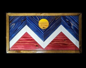 Bandera de Denver con incrustaciones artesanales hecha de cedro y cortada a mano con una sierra de calar