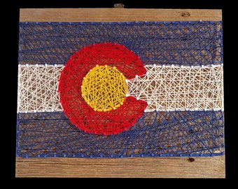 Arte de cuerdas con la bandera de Colorado hecho a mano sobre tablas de cedro recuperadas