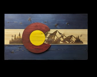 Bandera de Colorado hecha a mano de madera cortada con una sierra de calar de cedro con montañas grabadas con láser