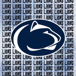 Op de afbeelding: Een rechthoekige afbeelding met een herhalend patroon van het woord LIONS in zwarte tekst op een lichtblauwe textuurachtergrond. Gecentreerd in het ontwerp staat een donkerblauwe ovaal met een wit gestileerd profiel van een leeuwenkop.