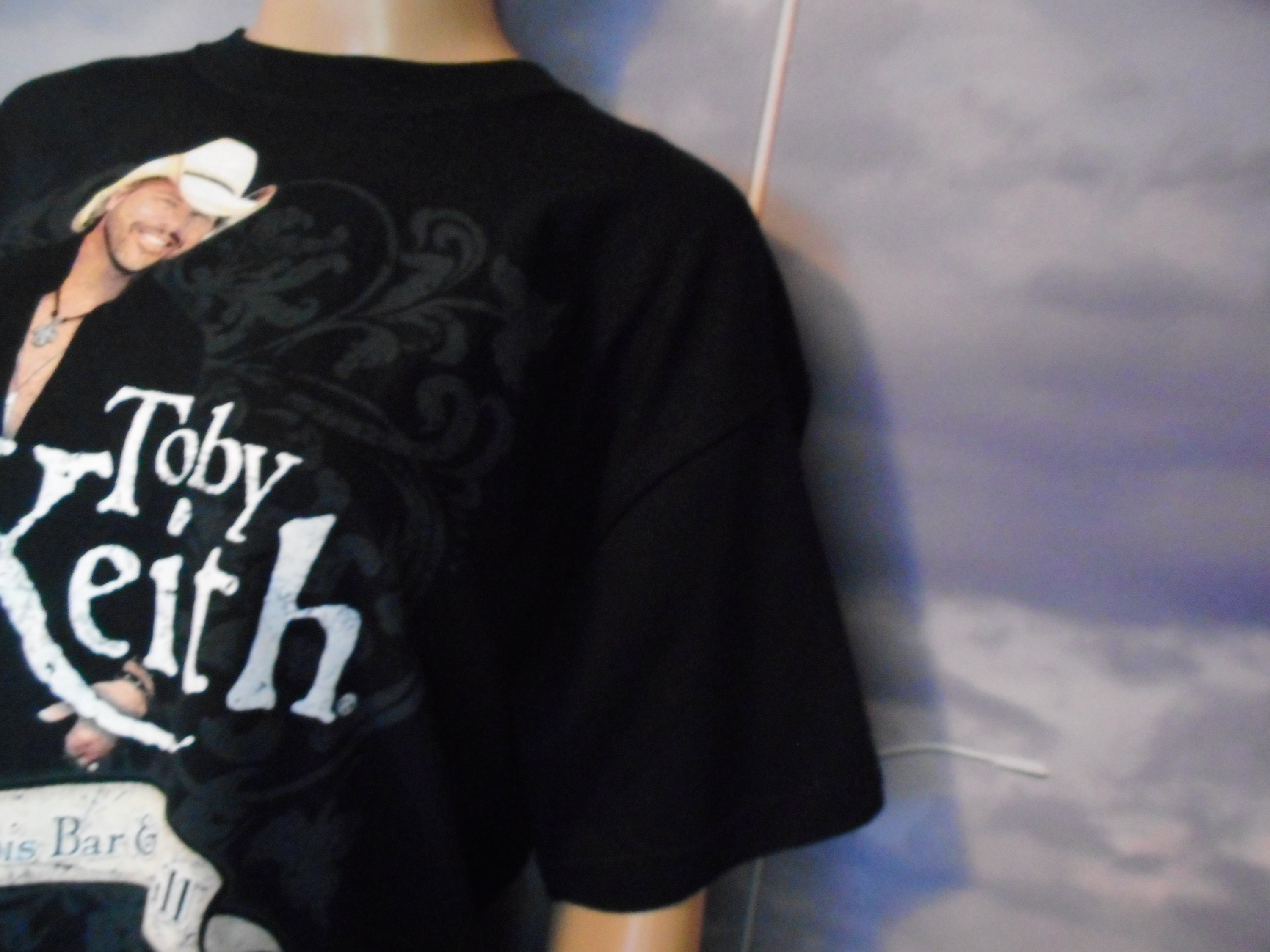 Toby Keith I Love This Bar & Grill T Shirt Graphic Shirt Vintage T