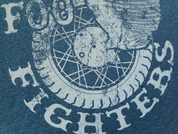 Foo Fighters T Shirt - Graphic Tee - T-shirt - 2010 Reprint Foo Fighters T Shirt - Graphic Tee - T-shirt - 2010 Reprint