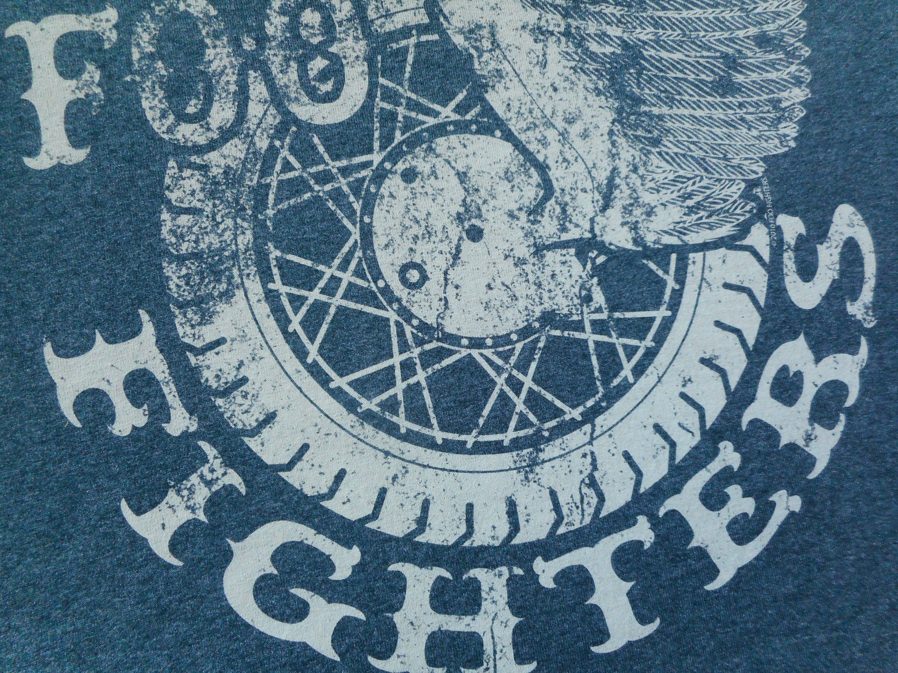 Foo Fighters T Shirt - Graphic Tee - T-shirt - 2010 Reprint Foo Fighters T Shirt - Graphic Tee - T-shirt - 2010 Reprint