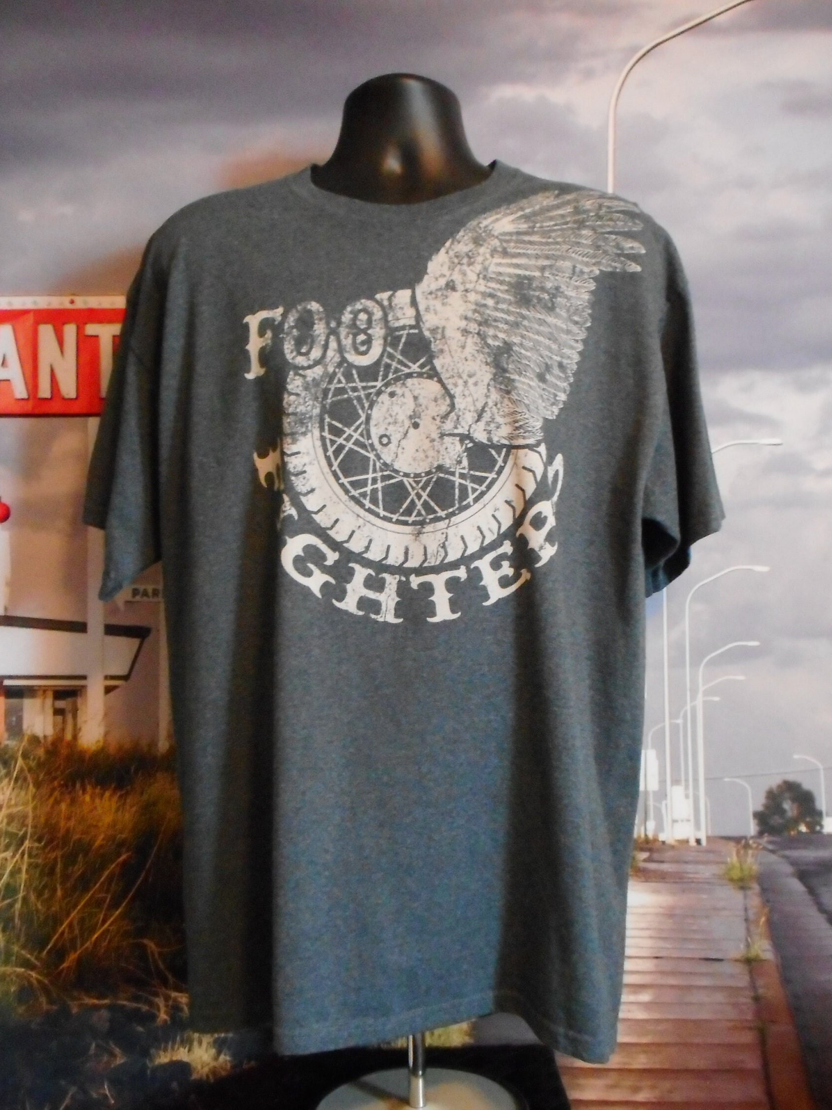 Foo Fighters T Shirt - Graphic Tee - T-shirt - 2010 Reprint Foo Fighters T Shirt - Graphic Tee - T-shirt - 2010 Reprint