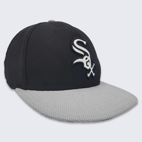 Chicago White Sox New Era Fitted On Field Hat - Black & Gray Color Baseball Cap - MLB Authentic Collection - Size : 7 1/8 - FREE SHIPPING