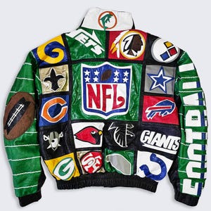 Peut inclure: Veste en cuir patchwork avec logos d'équipes NFL et motif ballon de football. La veste présente un motif rayé vert et blanc sur les manches et un col blanc. Le logo NFL est bien en évidence.
