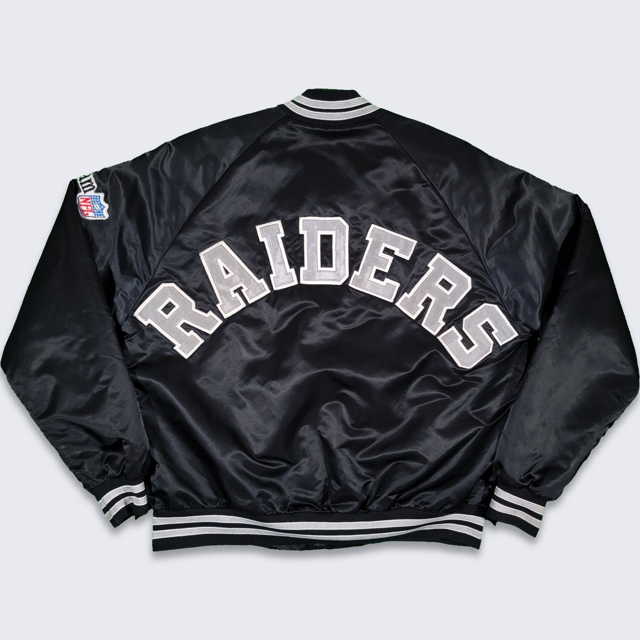 Los Angeles Raiders vintage 80s Chalk Line Satin Bomber Jacket NFL Football Black Coat Fabrique aux Etats Unis Taille 2XL ou 3XL Livraison