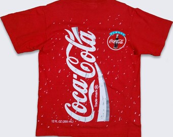 &TEAMサイン入りCoca-Cola Tシャツ(最終価格) Coca Cola Vintage 90s Coke Can T-shirt - Single Stitch Red Tee