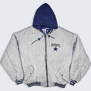 Chaqueta bomber estilo universitario con el logo vintage de los Dallas Cowboys de los años 90.