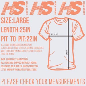 K&ouml;nnte beinhalten: Eine hellorangefarbene Grafik eines T-Shirts mit Ma&szlig;en. Der Text lautet "GR&Ouml;SSE: LARGE, L&Auml;NGE: 63.5cm, ACHSEL ZU ACHSEL: 56cm". Zus&auml;tzlicher Text lautet "BITTE &Uuml;BERPR&Uuml;FEN SIE IHRE MESSUNGEN".