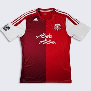 Portland Timbers Adidas MLS Röd Fotbollströja - Röd och Vit Uniformtröja - Climacool - Storlek Herr: Medium (M) - FRI FRAKT