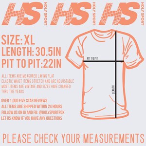 K&ouml;nnte beinhalten: Ein Diagramm, das die Ma&szlig;e eines T-Shirts zeigt. Das T-Shirt ist XL, 30,5 Zoll lang und 22 Zoll von Achsel zu Achsel. Der Text "HSHS" befindet sich oben im Bild. Der Text "HOLY SPORT" wird dreimal auf der rechten Seite des Bildes wiederholt.