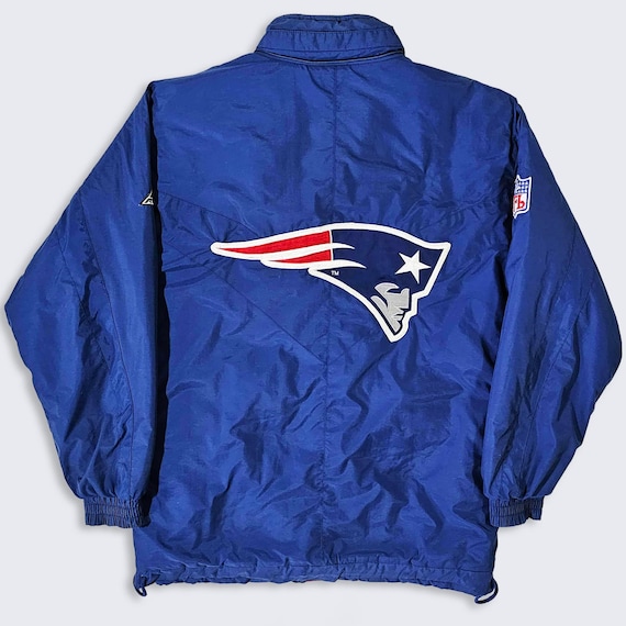 New England Patriots Vintage 90s Apex One Puffer Jacket - NFL Football Blue & Red Color Coat - Size Men's : Medium ( M ) - FREE SHIPPING