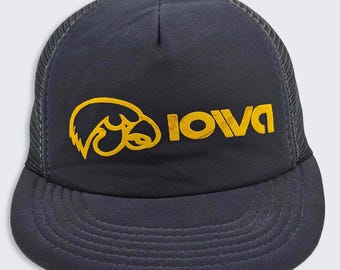 Iowa Hawkeyes Vintage 80s Trucker Snapback Hat - Black Color Cap - Green Under Bill - Stitched On Logo - Size : M / L - FREE SHIPPING