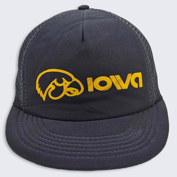 Iowa Hawkeyes Vintage 80s Trucker Snapback Hat - Black Color Cap - Green Under Bill - Stitched On Logo - Size : M / L - FREE SHIPPING