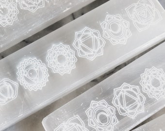 Lastra di selenite con segni di chakra