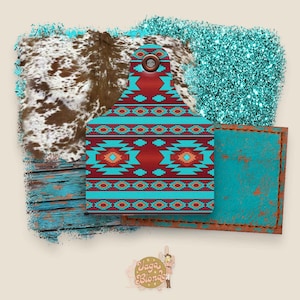 Peut inclure: Une étiquette en cuir à motif turquoise et rouge avec un anneau en métal. L'étiquette est entourée de diverses textures, notamment des paillettes turquoise, du cuir de vache et du bois vieilli.
