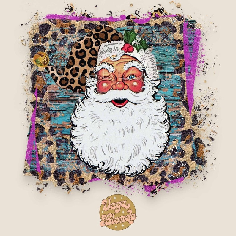 Puede incluir: Un Pap&aacute; Noel de estilo vintage con un ojo gui&ntilde;ando y una barba blanca, que lleva un sombrero de estampado de leopardo sobre un fondo de madera azul y dorado con un efecto de salpicadura rosa.