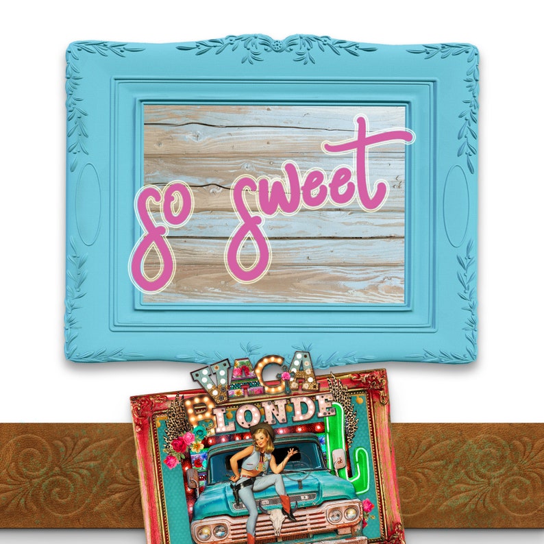 K&ouml;nnte beinhalten: Ein Bild im Vintage-Stil mit einem t&uuml;rkisblauen Rahmen und einem Holzschild, auf dem in rosa Schrift "so sweet" steht. Unter dem Rahmen befindet sich ein farbenfrohes Bild eines Oldtimer-Lastwagens mit einer Frau, die auf der Motorhaube sitzt. Der Lastwagen hat ein Schild mit der Aufschrift "VAGA BLONDE" in Lichtern.
