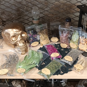Assortiment de plantes, kit herboristerie,  plantes sorts, wicca, sachets de plantes, box démarrage sorcellerie, plantes séchées, autel