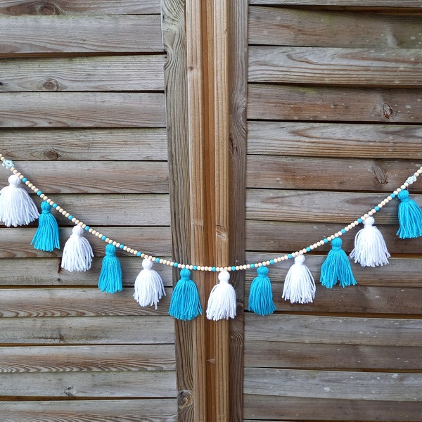 Girlande aus Holzperlen und blauen und weißen Pompons, Girlande aus Pompons, Wanddekoration