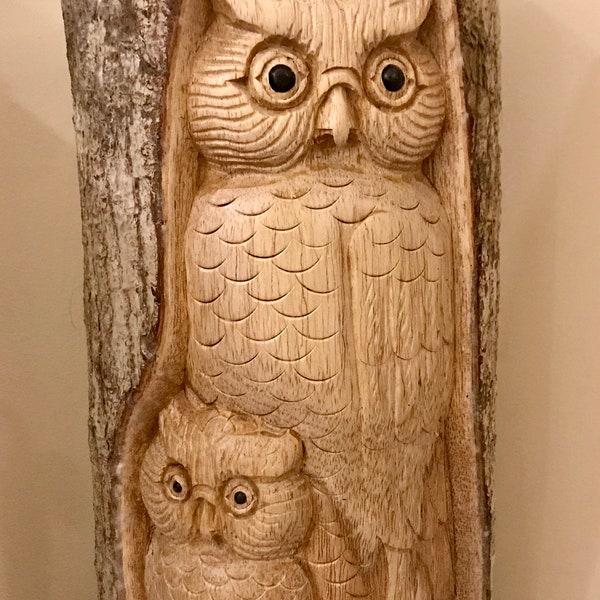 Moeder en baby half log handgesneden uil hout boomstronk vogelfamilie thee dubbel