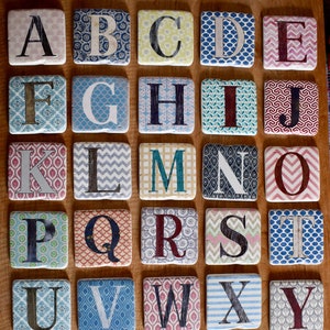 Porta-copos de resina de alfabeto feito à mão, pedra de cerâmica, café, chá, bebida, presente chique gasto, iniciais, letras ABC