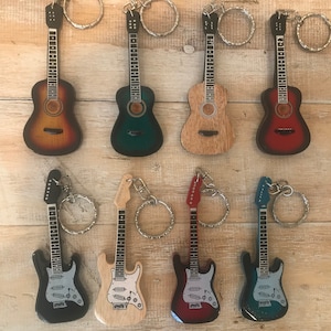 Acoustic Electric Mini Gitarre Schlüsselanhänger 10 cm Designs Holz handgemachte Musik Schlüsselanhänger Schlüsselanhänger Schlüsselanhänger