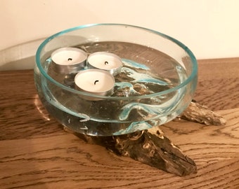 Vaso ornamental de vidro fundido sobre raiz de teca, em formato de tigela aberta, para presente ou como lembrancinha.
