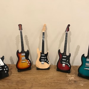 Elektrische gitaar op standaard 23 cm ontwerpen houten handgemaakt muziekornament in doos