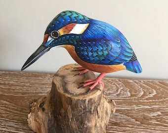 Estatua de martín pescador tallada y pintada a mano en madera. Adorno de regalo.