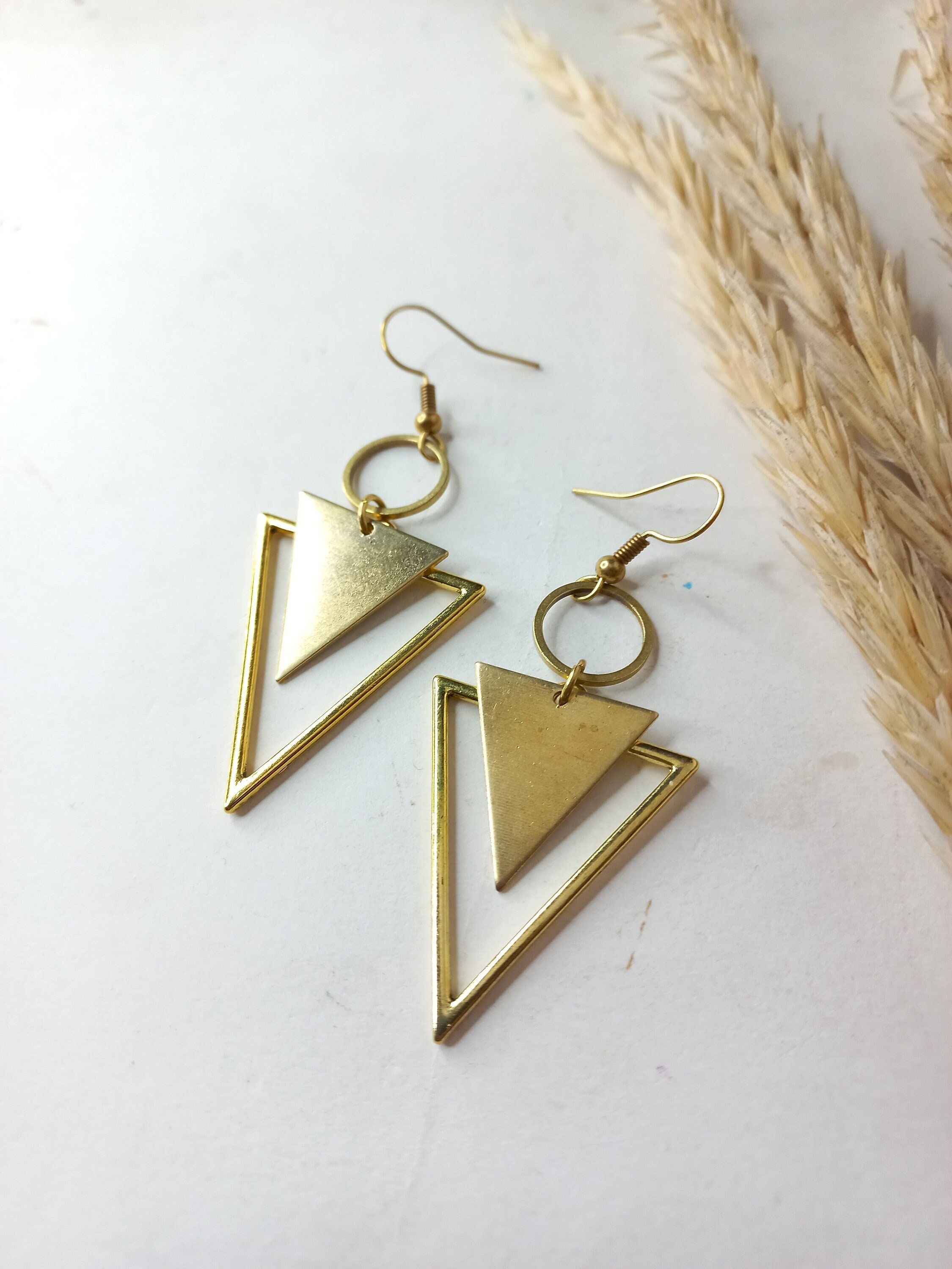 ピアス [BLACKMUSE] Glam gold tone triangle Earrings Modern 18K Gold Pointed Wide Huggie Earrings – ARTEMER