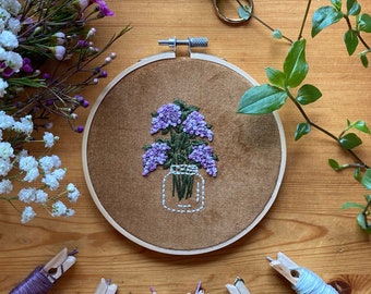 Bloemen Lila Arrangement Borduurwerk, Naaldpunt Boeket, Paarse Bloemen Kruissteek, Borduursel Cadeau, Tuin Steek Kunst, Nanima's Seringen