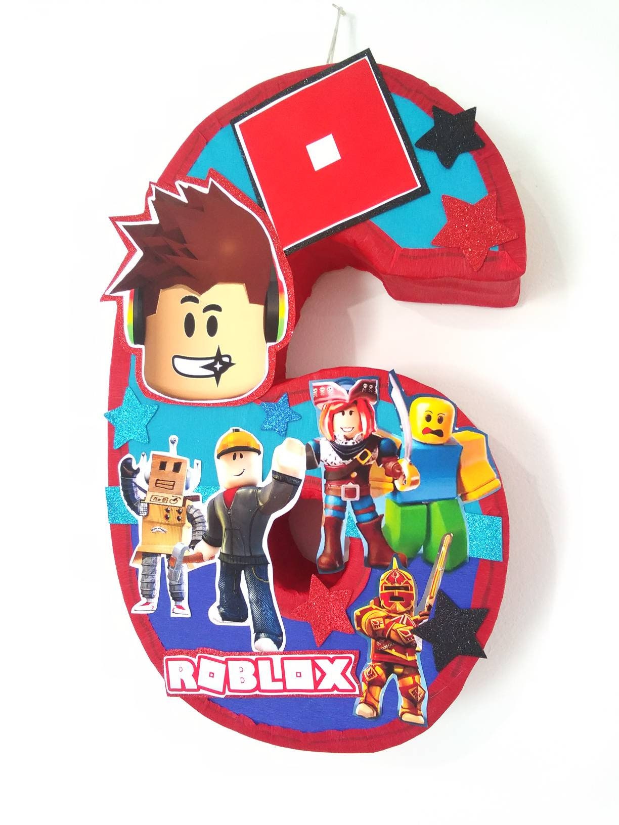 Roblox un personaje con mucha personalidad y estilo 😎 #roblox  #piñataroblox #piñataspersonalizadas