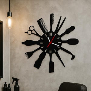 Puede incluir: Reloj de pared negro con temática de barbería. La esfera del reloj está rodeada de siluetas de herramientas de barbero, como tijeras, peines y navajas. Las manecillas del reloj son blancas y el segundero es rojo.