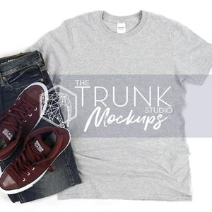 T-shirt Gildan 64000 Sport Grey Mockup / T-shirt Softstyle da uomo in versione piatta immagine 1