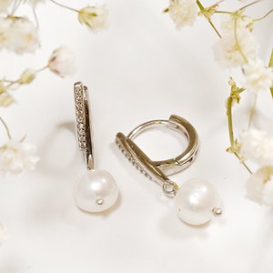 Bar Huggie Creolen | 925 Sterling Silber weiße Perle CZ Zirkonia Kleine zierliche einfache Tropfen baumeln Schlaf jeden Tag Knorpel Bar Ohrringe