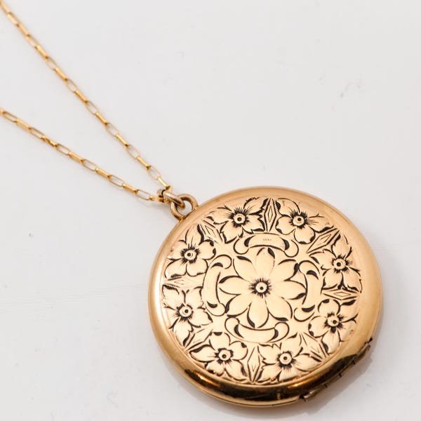 Antique-Style Floral Engraved Gold Locket Necklace – Vintage Round Photo Locket with Intricate Etching