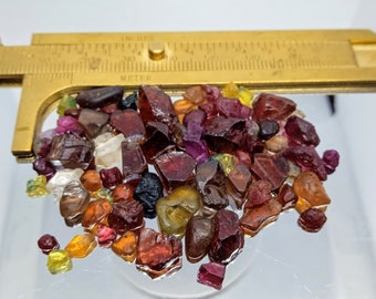 Mix di pietre preziose grezze, 100 ct. sfaccettatura grezza, rodolite, spessartina, malaya, zircone, spinello, tormalina, ecc.