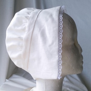 Renaissance cap for women from the 16th and 17th centuries, made of off-white linen and edged with decorative lace.