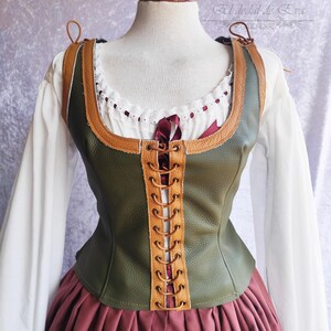 Corsage médiéval vert. Corsage en cuir vert naturel et marron clair. Corsage Renaissance.